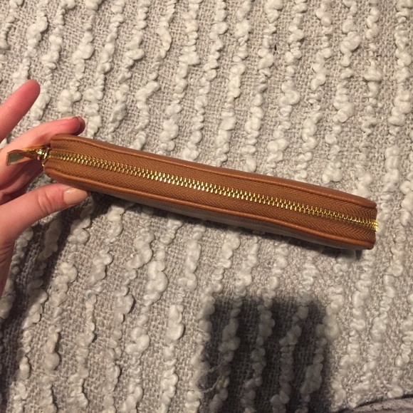 Tan wallet NEVER BEEN USED - Picture 2 of 4